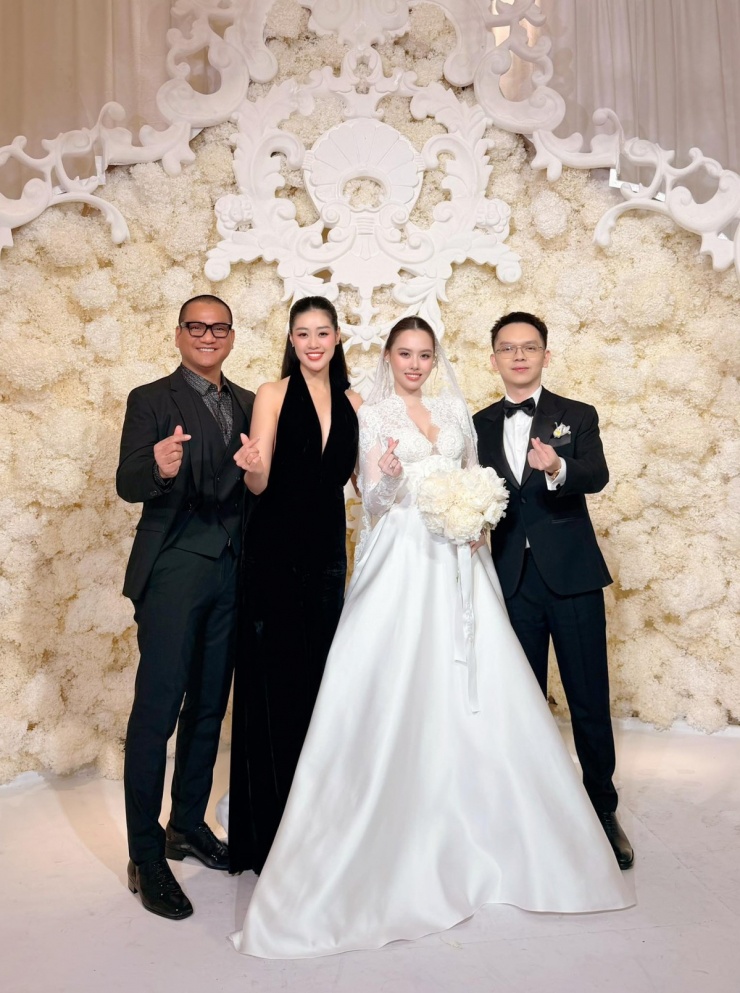 Hoa hậu Khánh Vân đến tiệc cưới cùng ông xã. Cô chọn jumpsuit tông đen tối giản, khoe lưng trần nuột nà. Nàng hậu vừa trở về từ chuyến hành hương Bhutan.