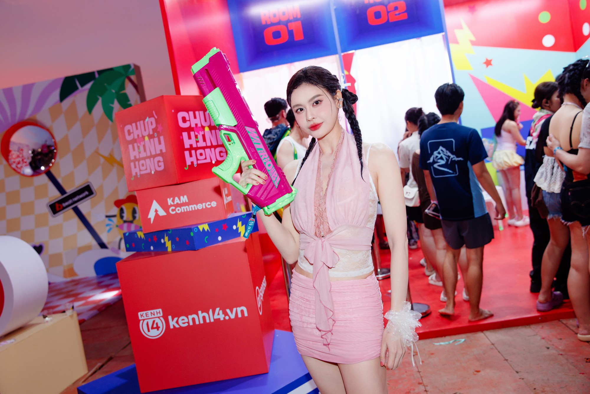 Bí kíp 'làm giàu' kỷ niệm tại WATERBOMB: Check-in KAM Booth, ảnh đẹp lấy ngay và phần thưởng giá trị không thể bỏ lỡ!- Ảnh 2. Bí kíp 'làm giàu' kỷ niệm tại WATERBOMB: Check-in KAM Booth, ảnh đẹp lấy ngay và phần thưởng giá trị không thể bỏ lỡ!- Ảnh 2.