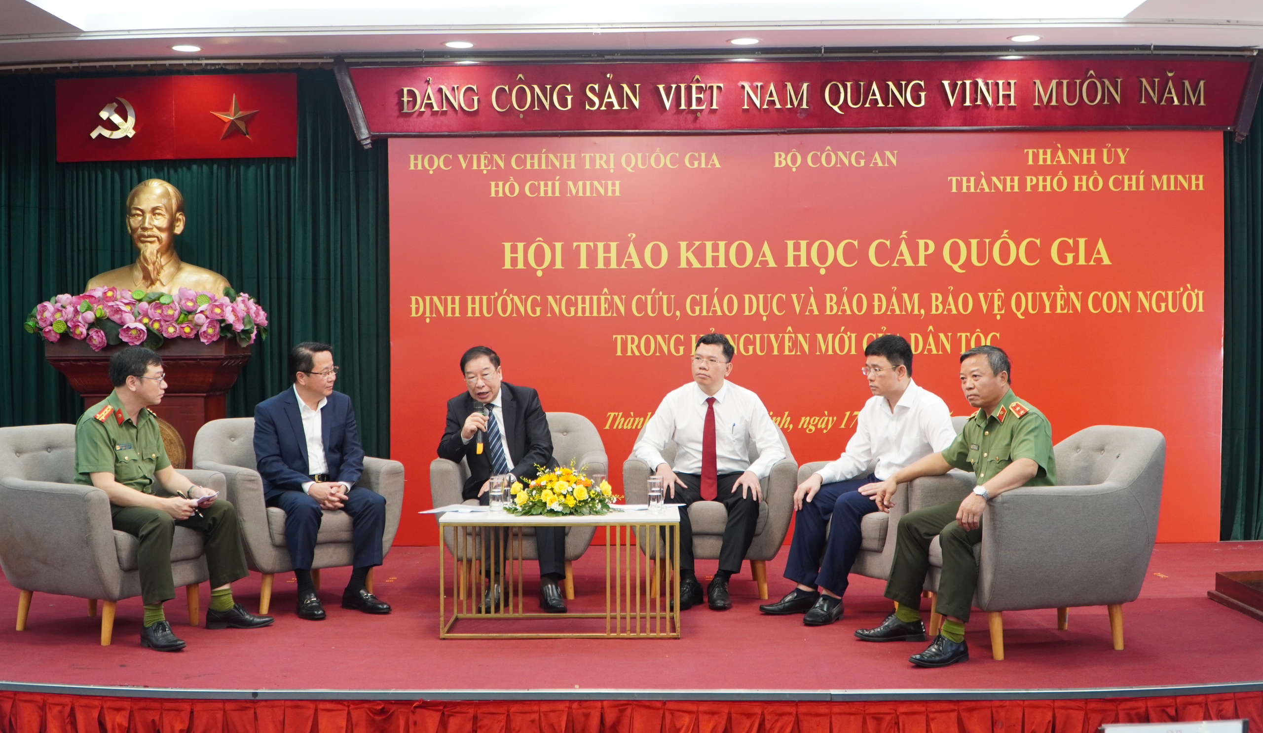 Quyền con người tại Việt Nam: Cán bộ công an nhường vắc xin COVID - 19 cho phạm nhân - Ảnh 3.