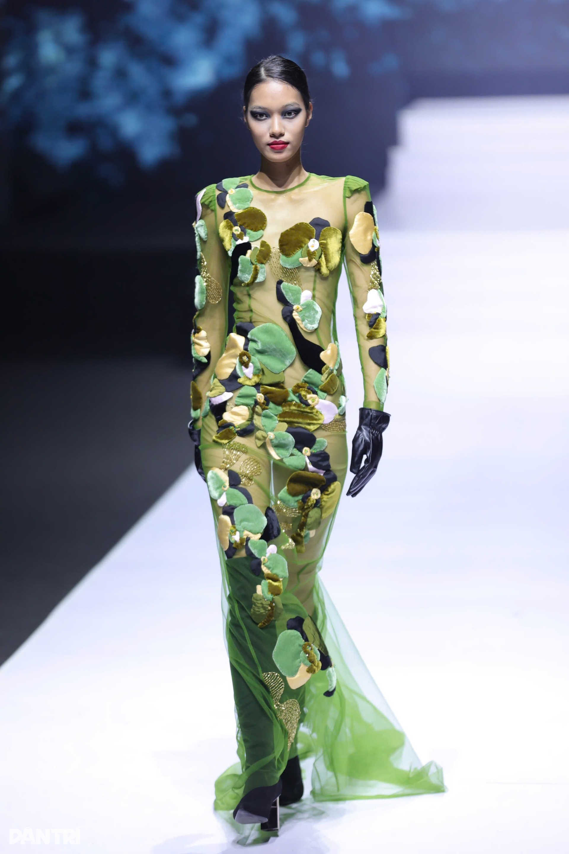 Khoảnh khắc gây sốt của dàn sao Việt tại Tuần lễ Thời trang - 3