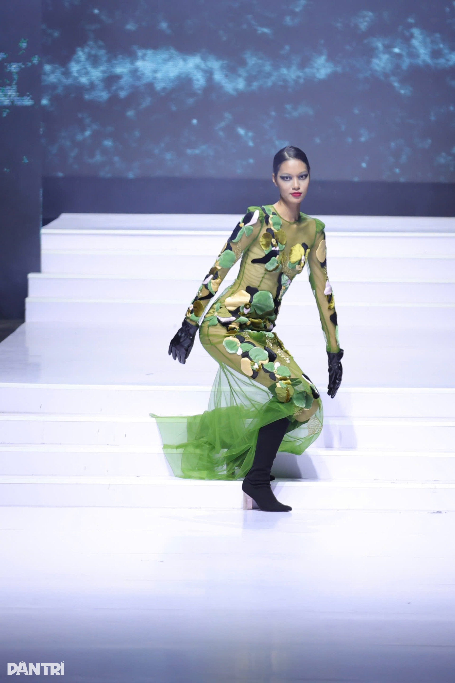 Khoảnh khắc gây sốt của dàn sao Việt tại Tuần lễ Thời trang - 4