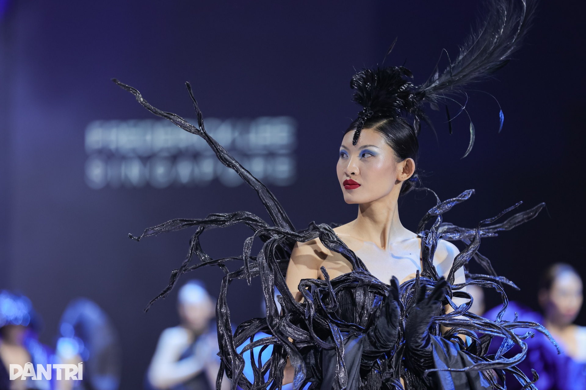 Khoảnh khắc gây sốt của dàn sao Việt tại Tuần lễ Thời trang - 5