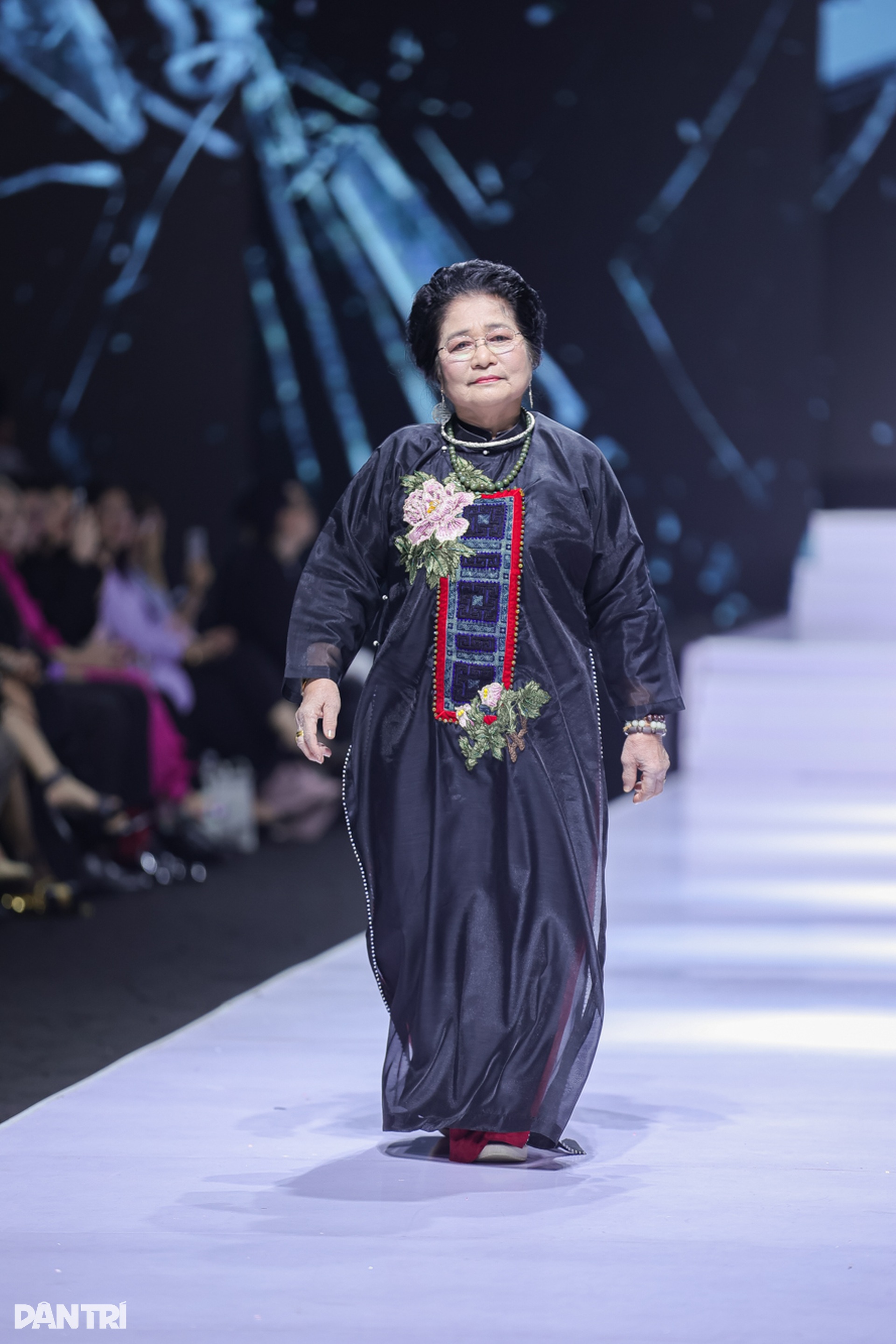 Khoảnh khắc gây sốt của dàn sao Việt tại Tuần lễ Thời trang - 11