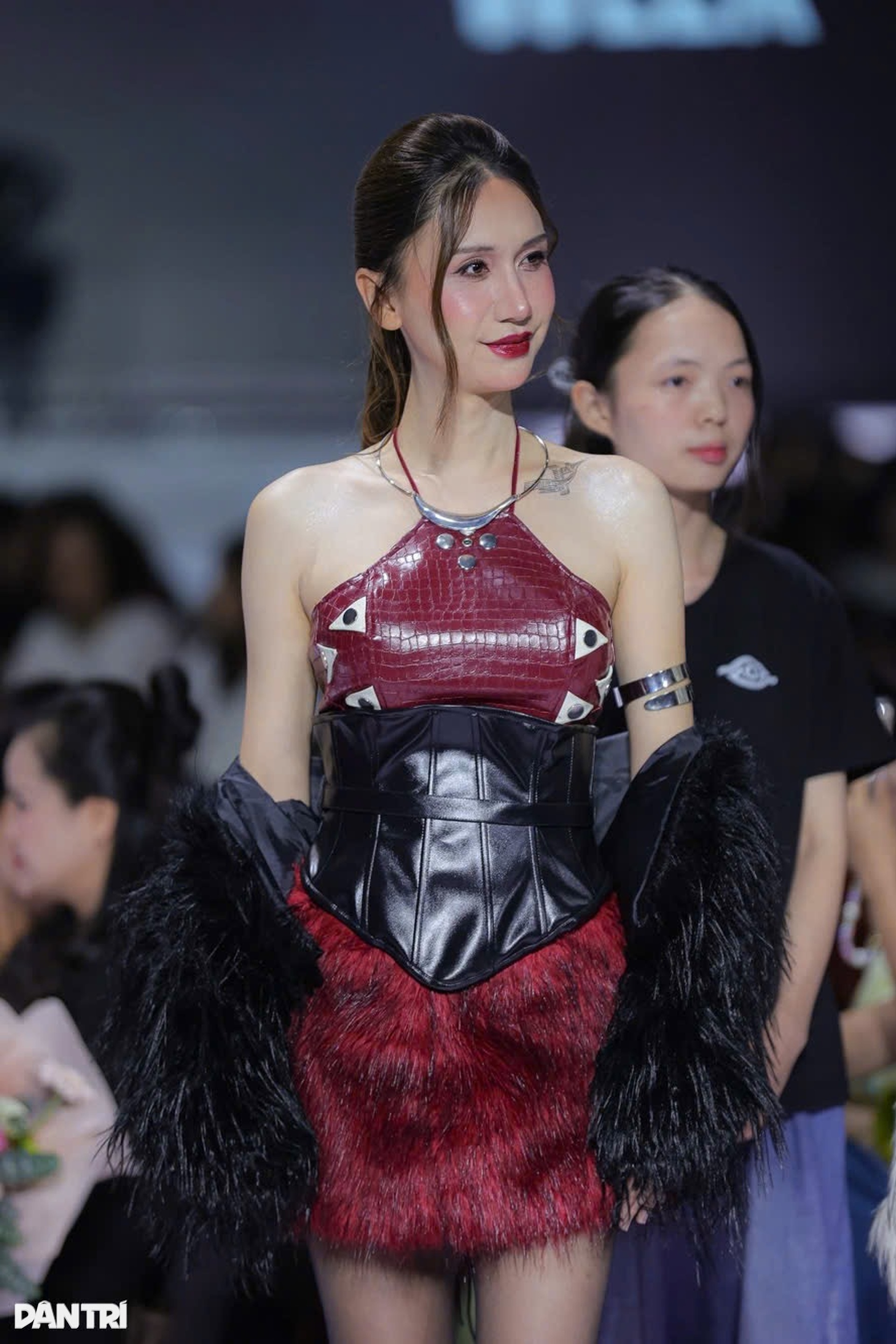 Khoảnh khắc gây sốt của dàn sao Việt tại Tuần lễ Thời trang - 13