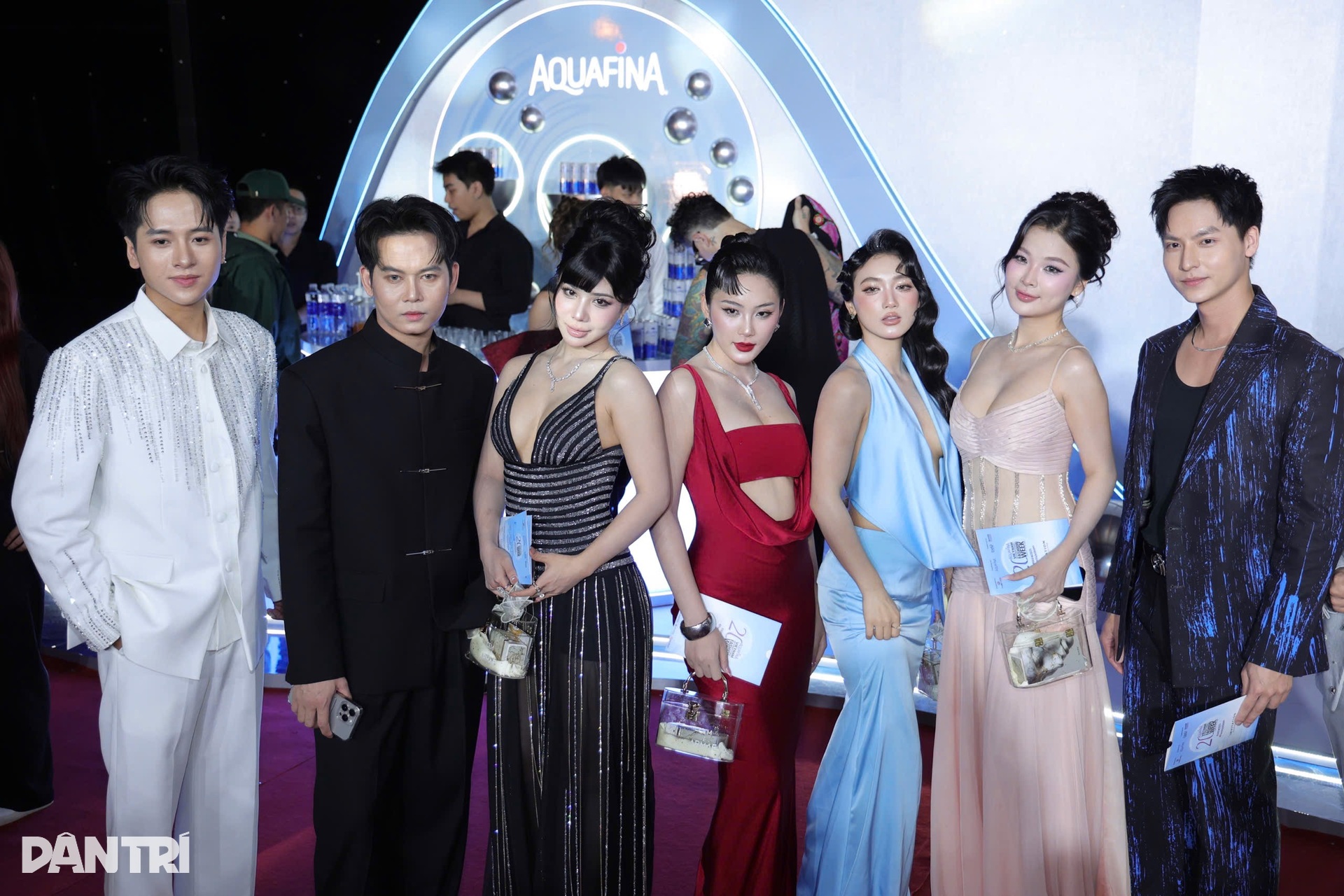 Khoảnh khắc gây sốt của dàn sao Việt tại Tuần lễ Thời trang - 17