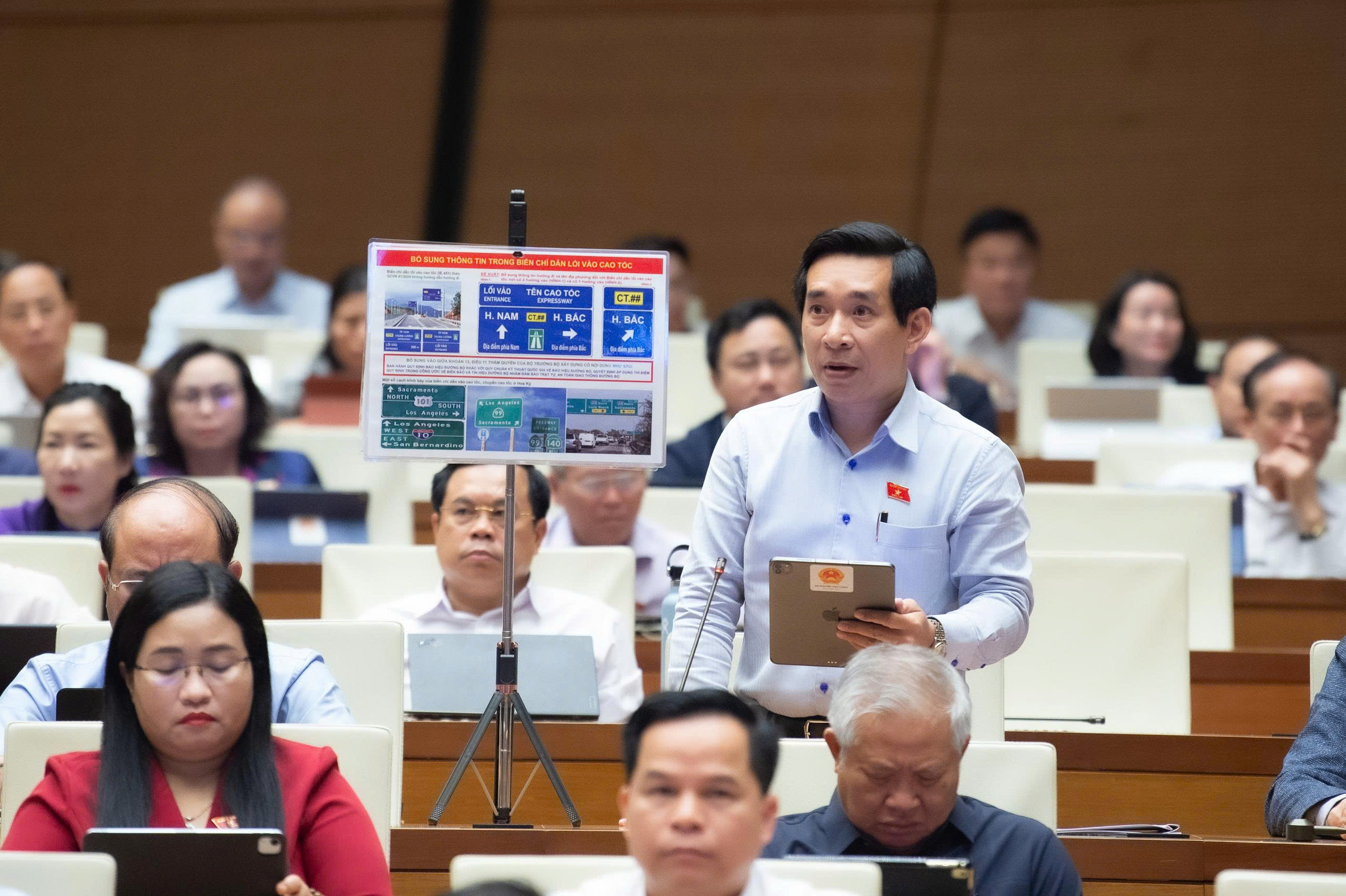 Đại biểu Quốc hội đề nghị 'miễn' lắp ghế trẻ em với taxi, xe công nghệ - Ảnh 2.