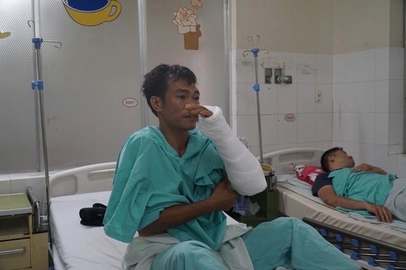 Vụ đá đè xe khách khiến 6 người chết: Cặp đôi đi trăng mật, cứ ngỡ “thế là hết rồi”- Ảnh 2.