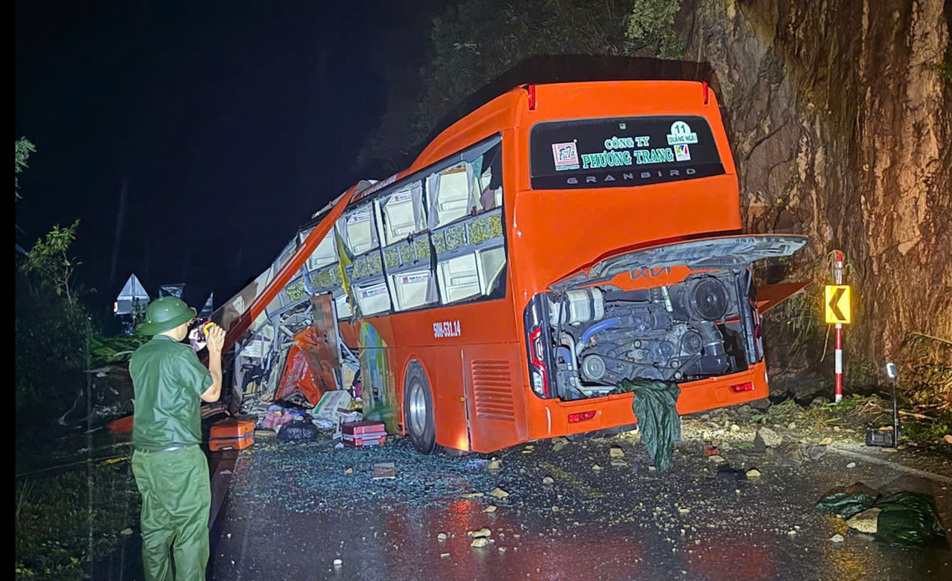 Vụ đá đè xe khách khiến 6 người chết: Cặp đôi đi trăng mật, cứ ngỡ “thế là hết rồi”- Ảnh 3.