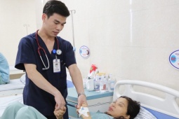 Đau đầu âm ỉ thường xuyên nhưng không đi khám, người phụ nữ bị đột quỵ não