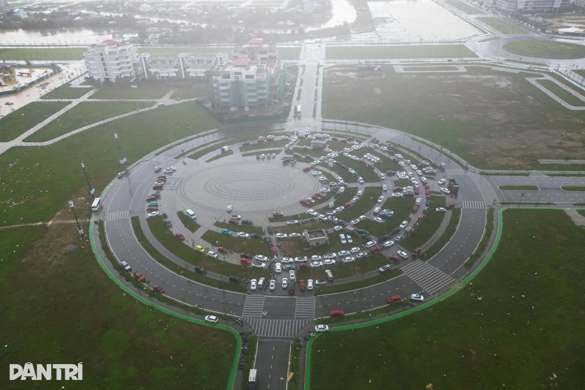 Người Huế hối hả đưa ô tô chạy lụt lần thứ 4, có chủ xe bị lập biên bản - 2