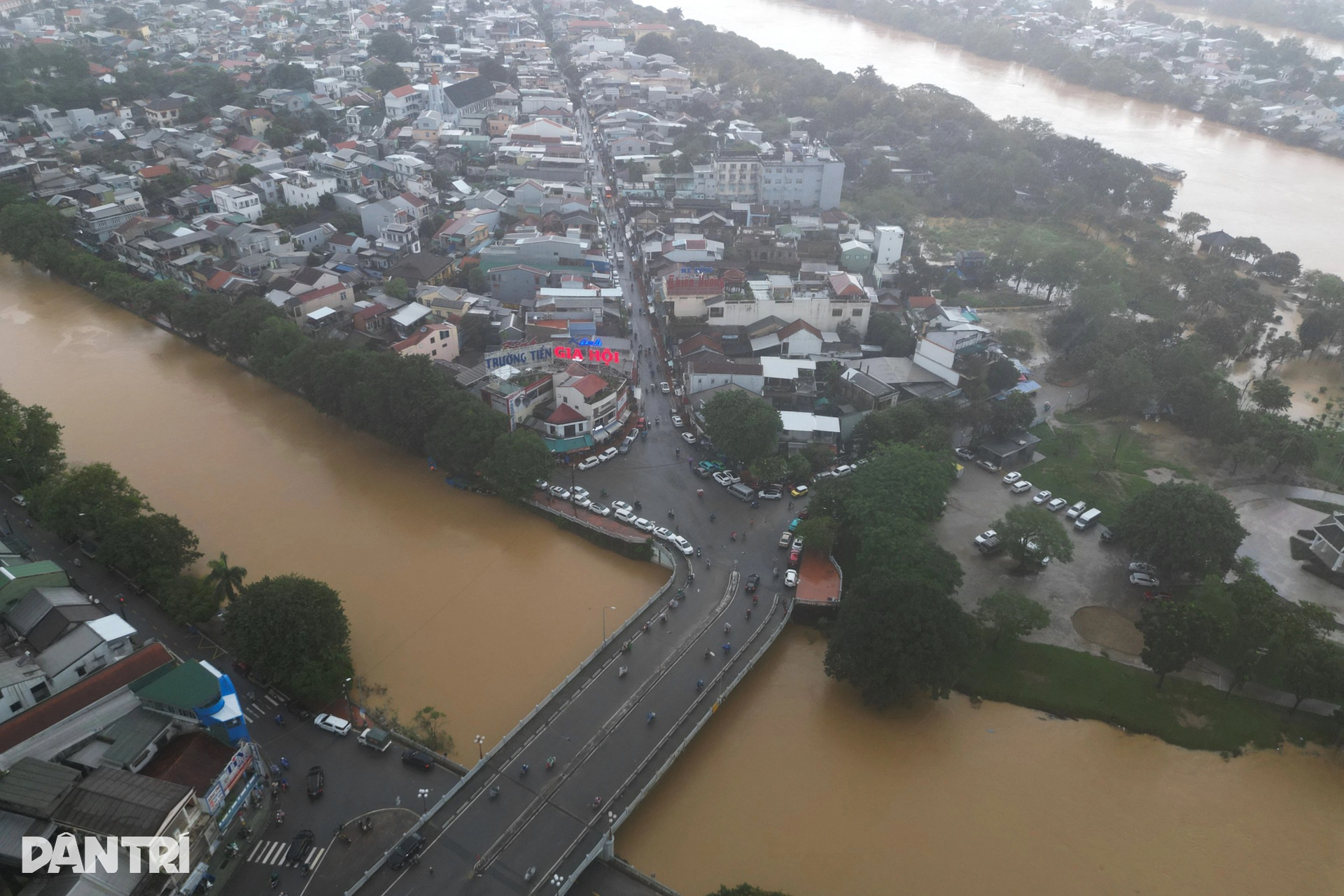 Người Huế hối hả đưa ô tô chạy lụt lần thứ 4, có chủ xe bị lập biên bản - 3