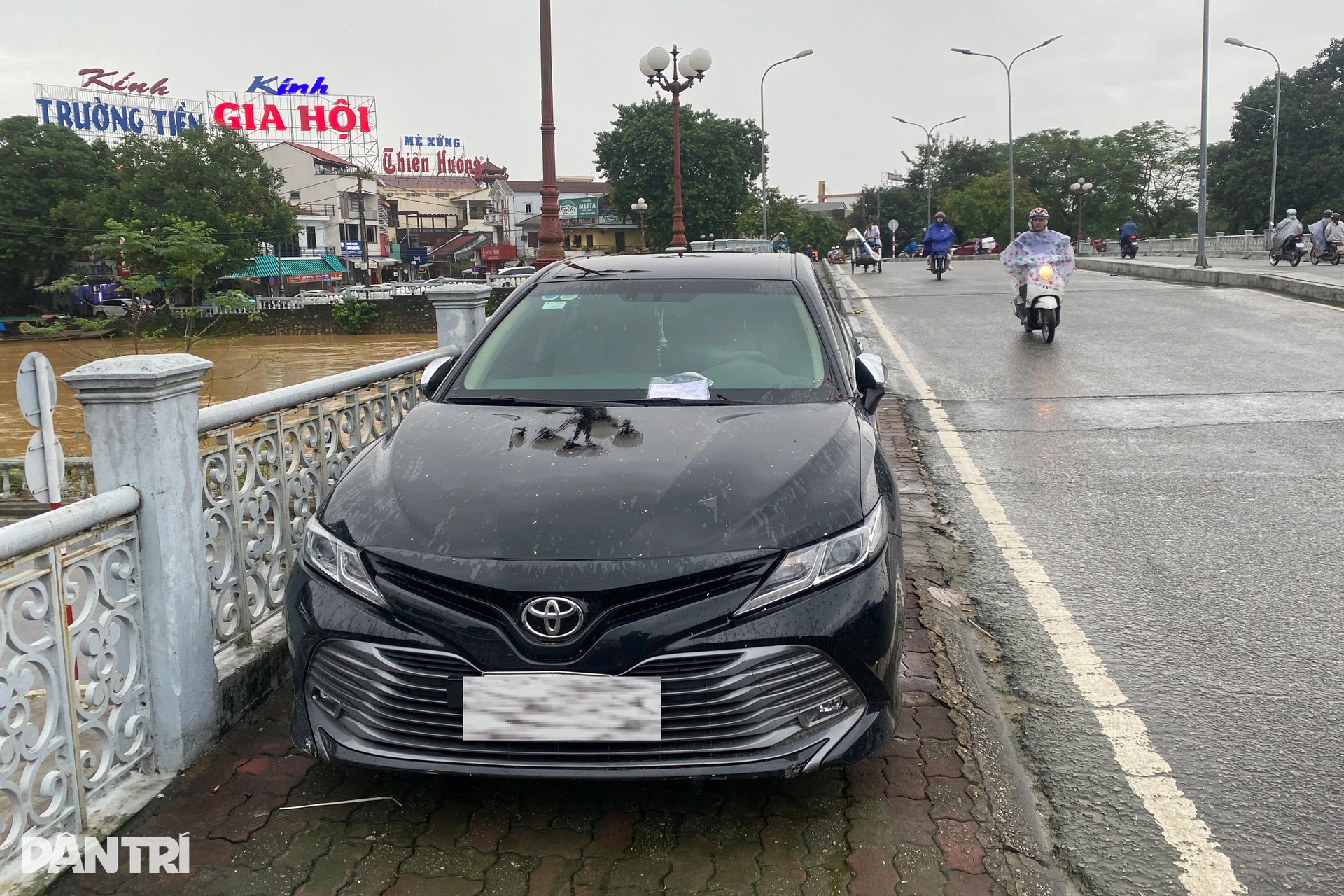 Người Huế hối hả đưa ô tô chạy lụt lần thứ 4, có chủ xe bị lập biên bản - 5