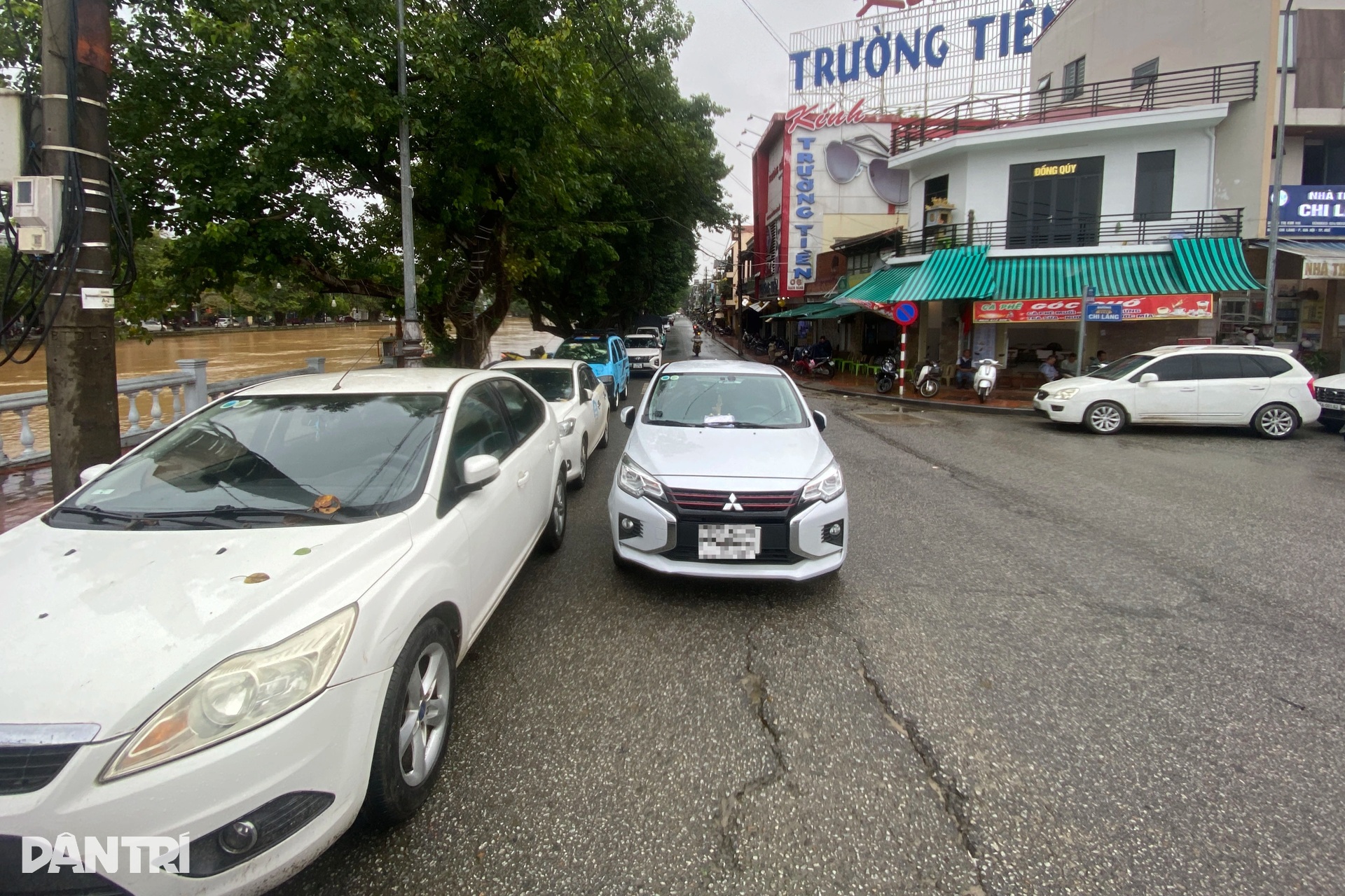 Người Huế hối hả đưa ô tô chạy lụt lần thứ 4, có chủ xe bị lập biên bản - 6