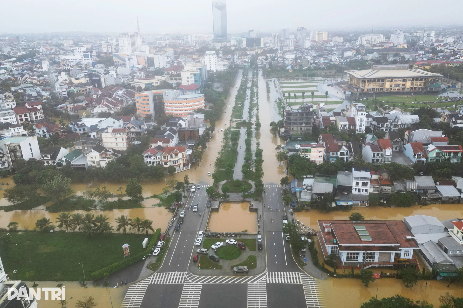 Người Huế hối hả đưa ô tô chạy lụt lần thứ 4, có chủ xe bị lập biên bản - 7