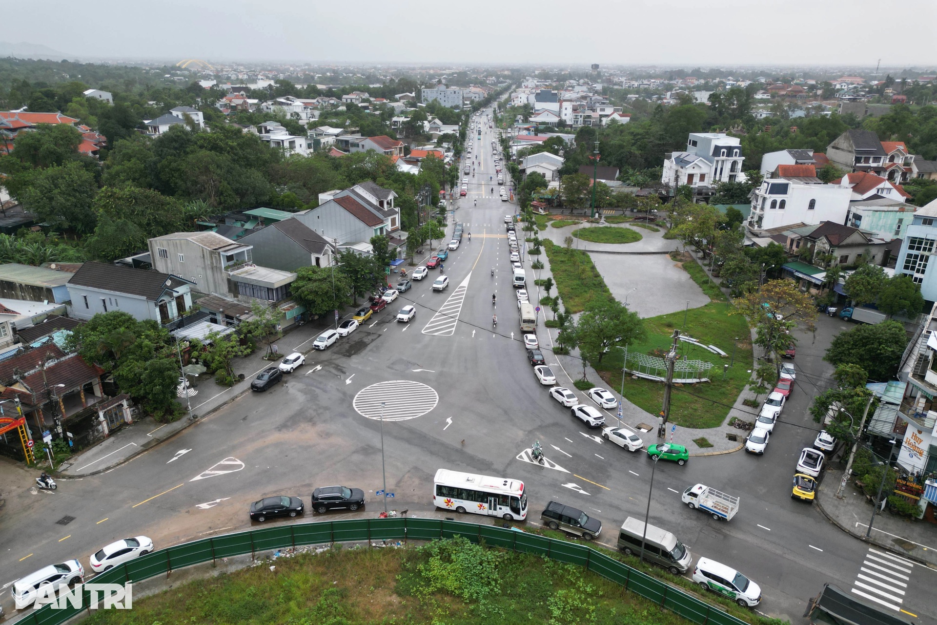 Người Huế hối hả đưa ô tô chạy lụt lần thứ 4, có chủ xe bị lập biên bản - 9