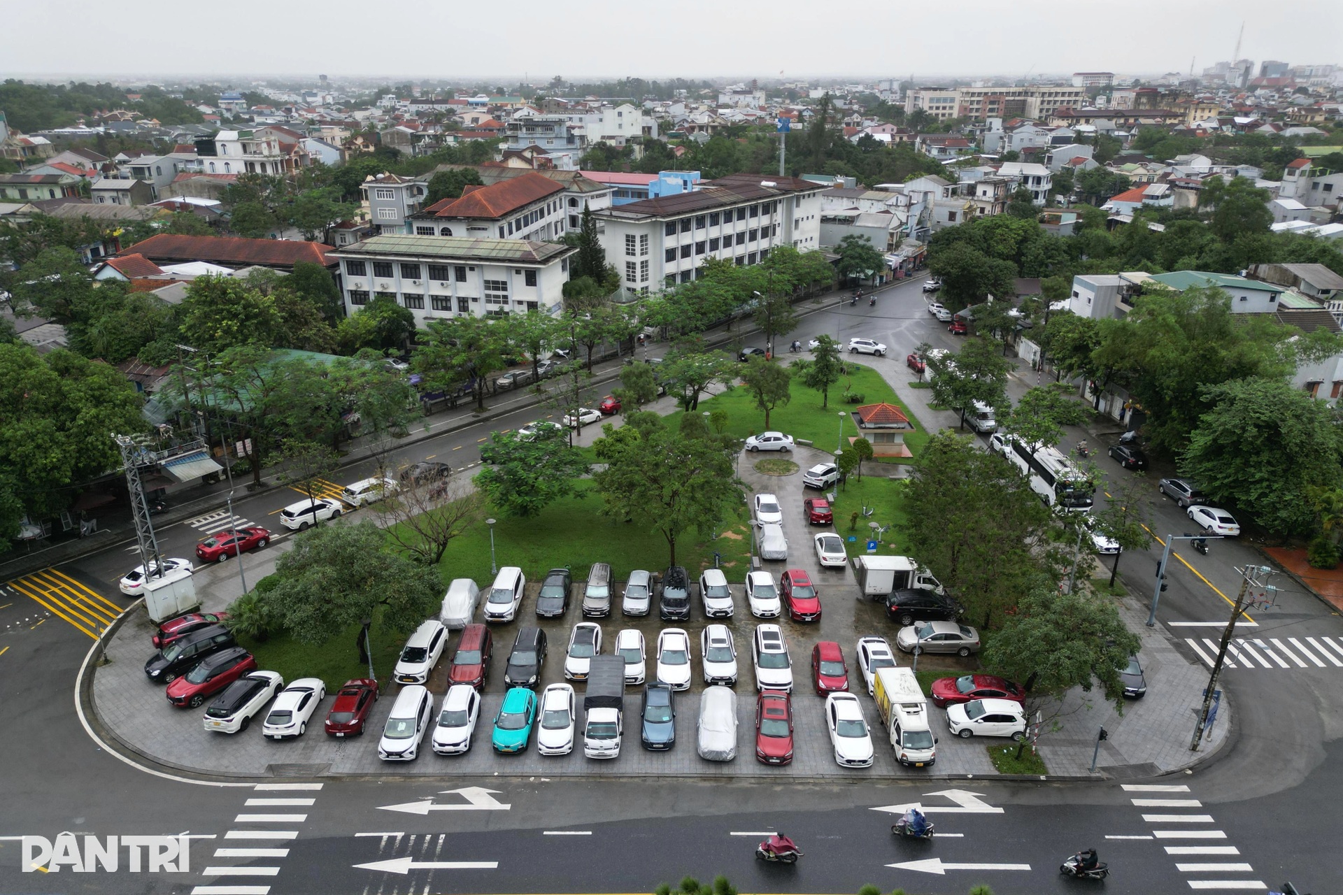 Người Huế hối hả đưa ô tô chạy lụt lần thứ 4, có chủ xe bị lập biên bản - 10