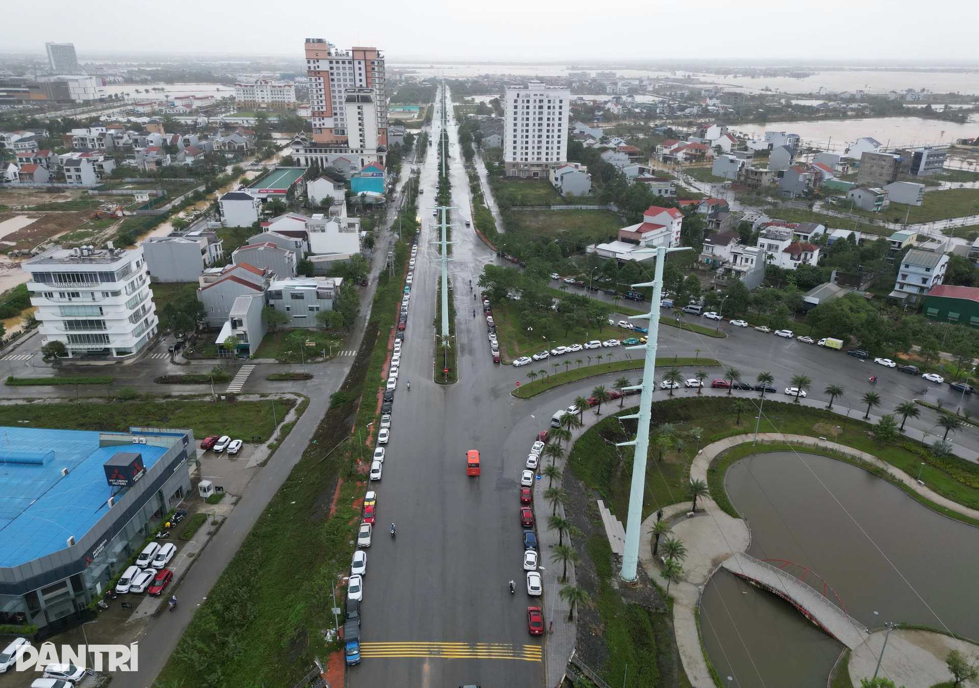 Người Huế hối hả đưa ô tô chạy lụt lần thứ 4, có chủ xe bị lập biên bản - 12