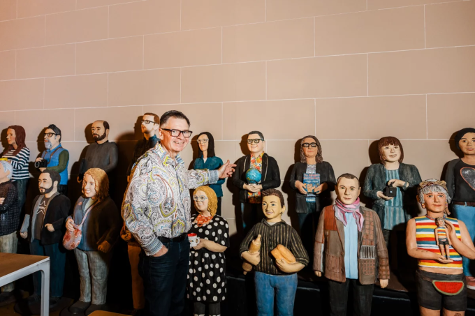 Mark Graham chỉ vào bức tượng giống ông tại trụ sở Internet Archive. Ảnh: NPR