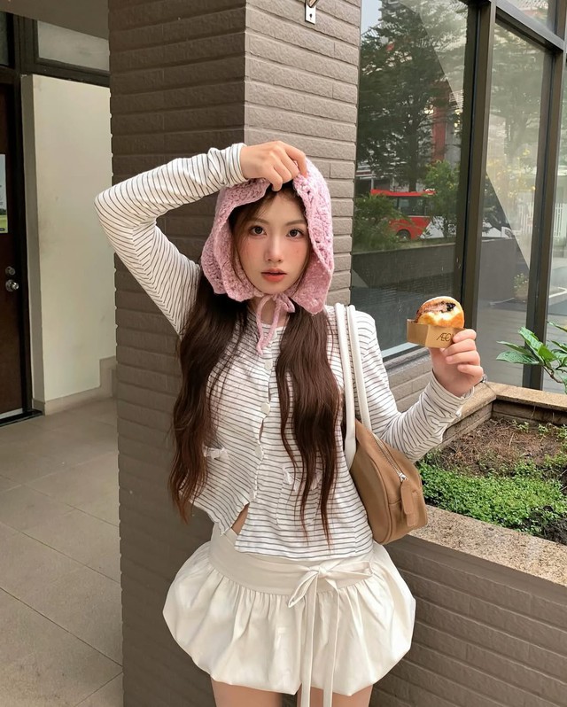 Từ cổ điển đến hiện đại, váy bí khiến giới trẻ mê mẩn- Ảnh 2.