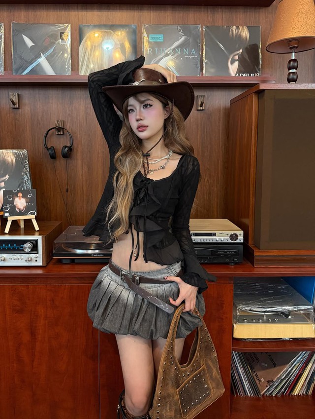 Từ cổ điển đến hiện đại, váy bí khiến giới trẻ mê mẩn- Ảnh 5.