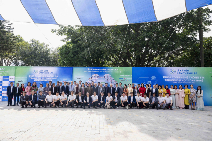 Tập thể cán bộ Khoa Công nghệ Thông tin qua các thời kỳ. Ảnh: Đại học Công nghệ, Đại học Quốc gia Hà Nội