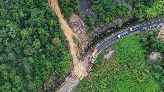 Hiện trường sạt lở trên đèo Khánh Lê vùi lấp xe khách nhìn từ trên cao. Ảnh: Minh Bằng