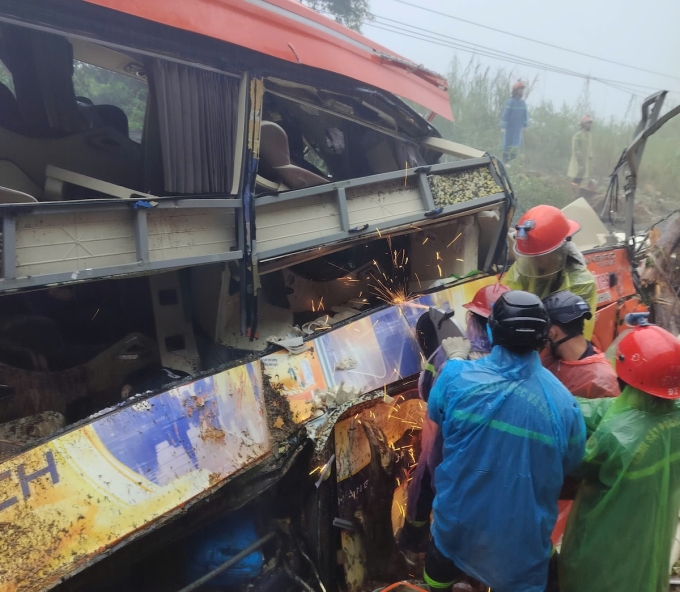 Cảnh sát cưa khung sắt, giường nằm trong xe khách bị biến dạng để tạo khoảng hở đưa nạn nhân mắc kẹt ra ngoài. Ảnh: Bùi Toàn