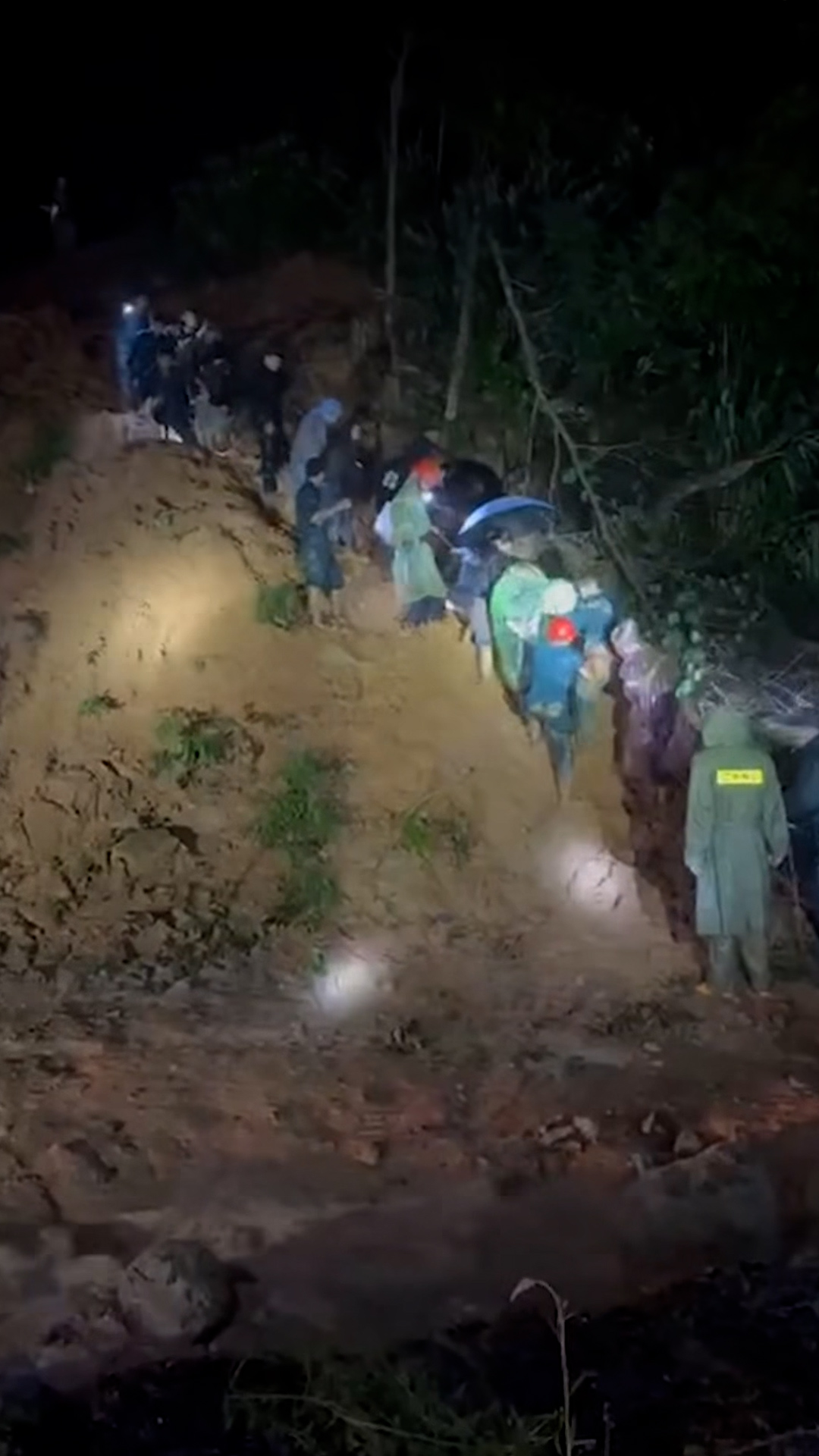 Lực lượng cứu hộ xuyên đêm để giải cứu nạn nhân bị sạt lỡ trên đèo Khánh Lê