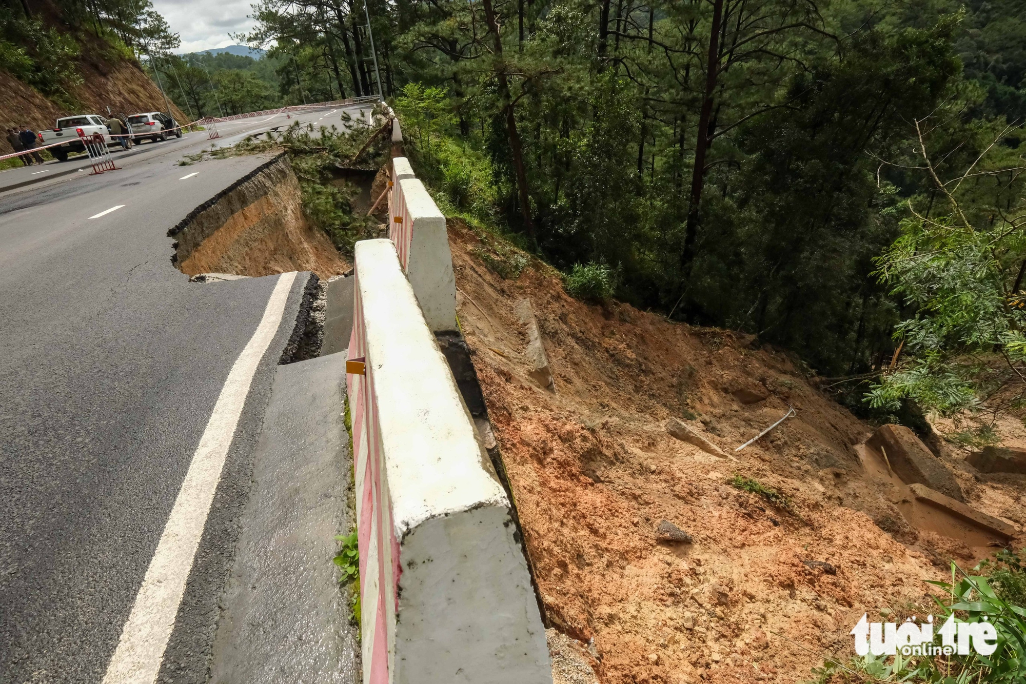 Cận cảnh 'dấu vết lạ' ở điểm sạt lở trên đèo Prenn Đà Lạt - Ảnh 2.