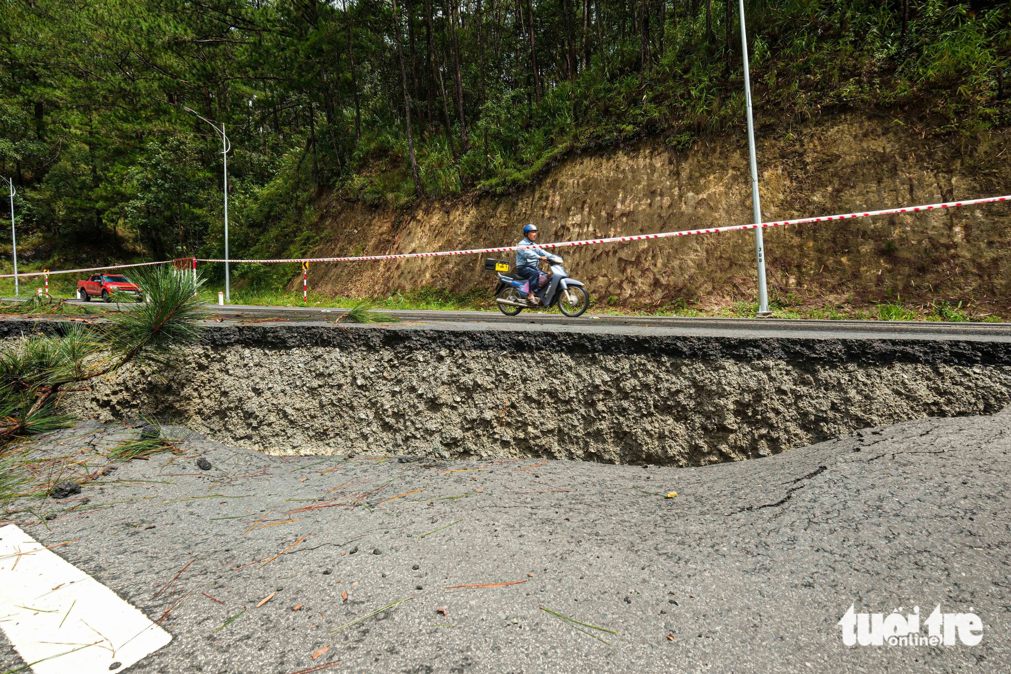Cận cảnh 'dấu vết lạ' ở điểm sạt lở trên đèo Prenn Đà Lạt - Ảnh 3.