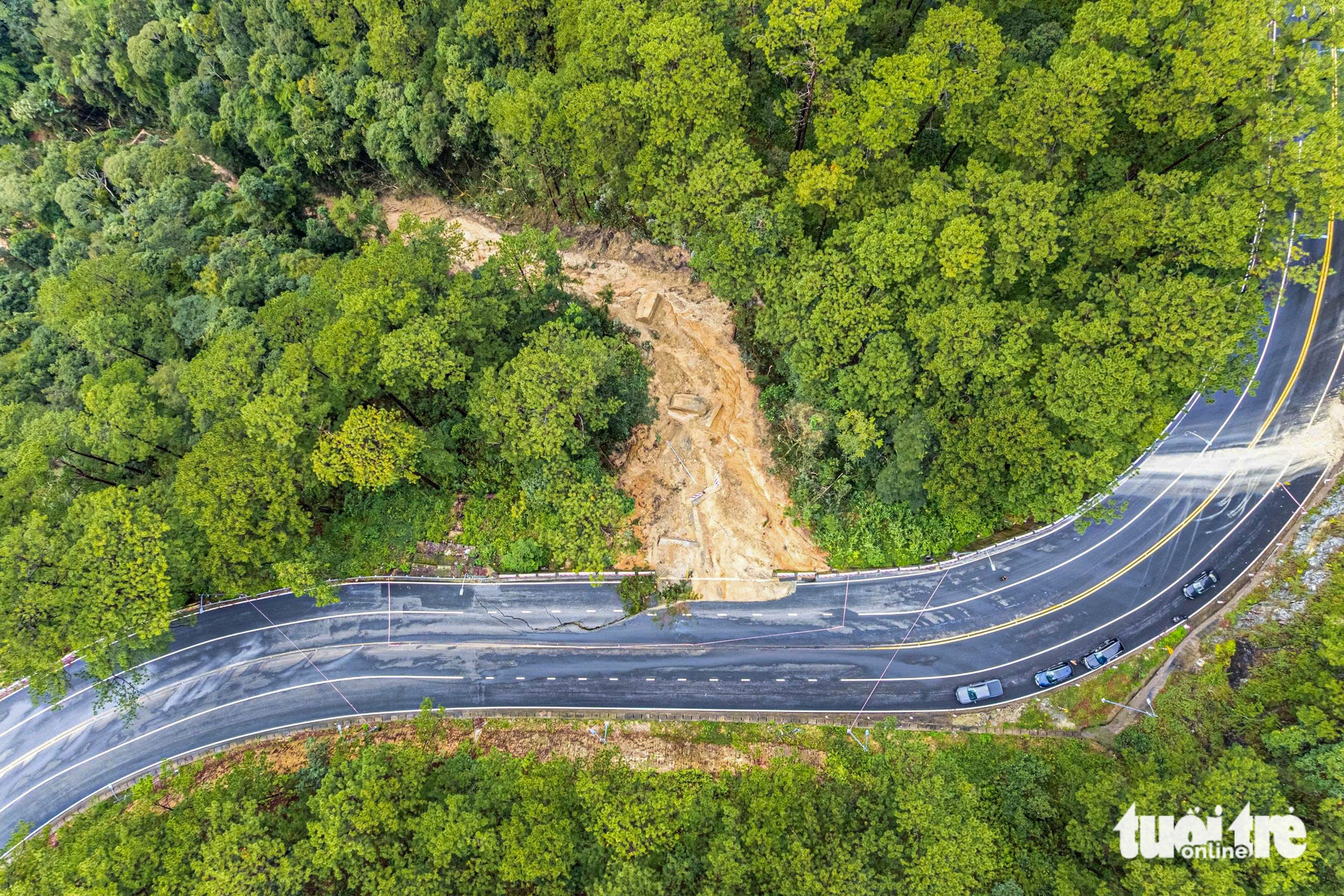Cận cảnh 'dấu vết lạ' ở điểm sạt lở trên đèo Prenn Đà Lạt- Ảnh 4.