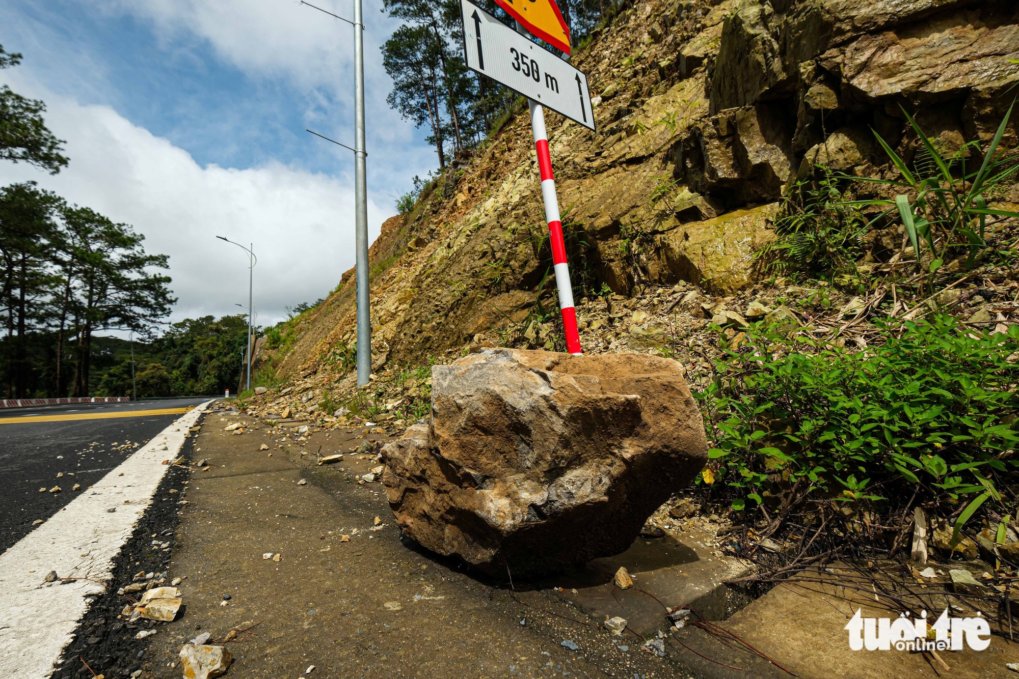 Cận cảnh 'dấu vết lạ' ở điểm sạt lở trên đèo Prenn Đà Lạt - Ảnh 6.