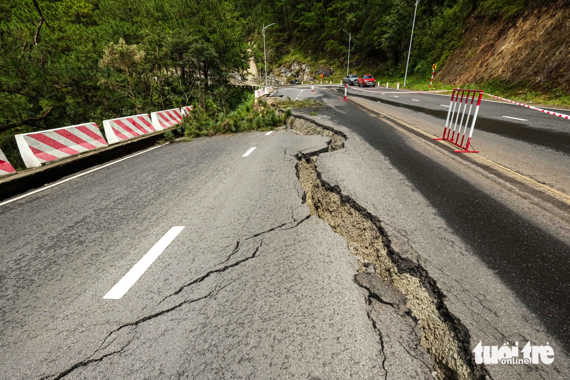 Cận cảnh 'dấu vết lạ' ở điểm sạt lở trên đèo Prenn Đà Lạt - Ảnh 7.