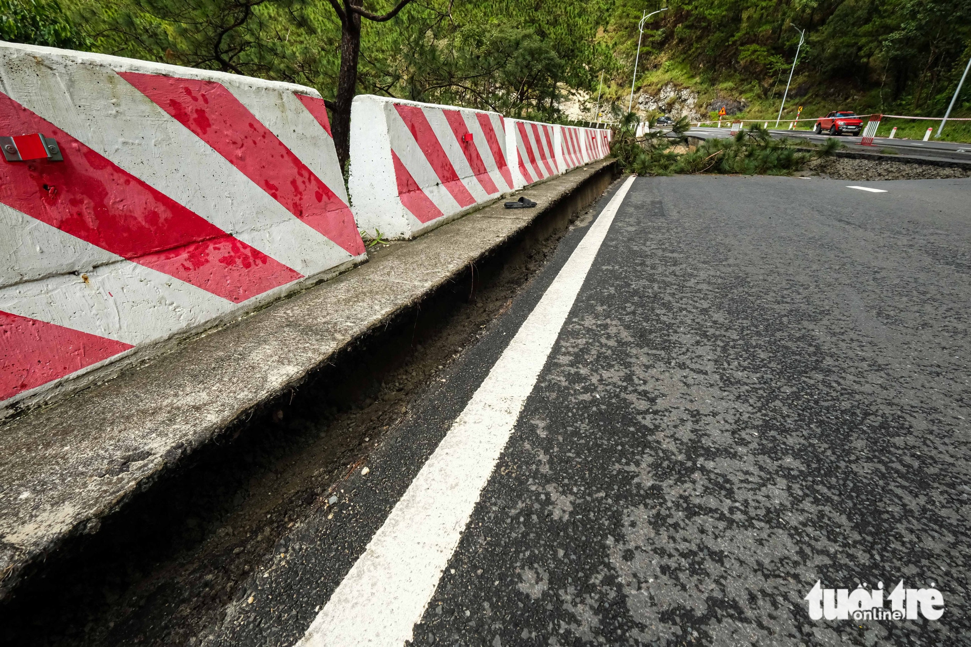 Cận cảnh 'dấu vết lạ' ở điểm sạt lở trên đèo Prenn Đà Lạt - Ảnh 8.