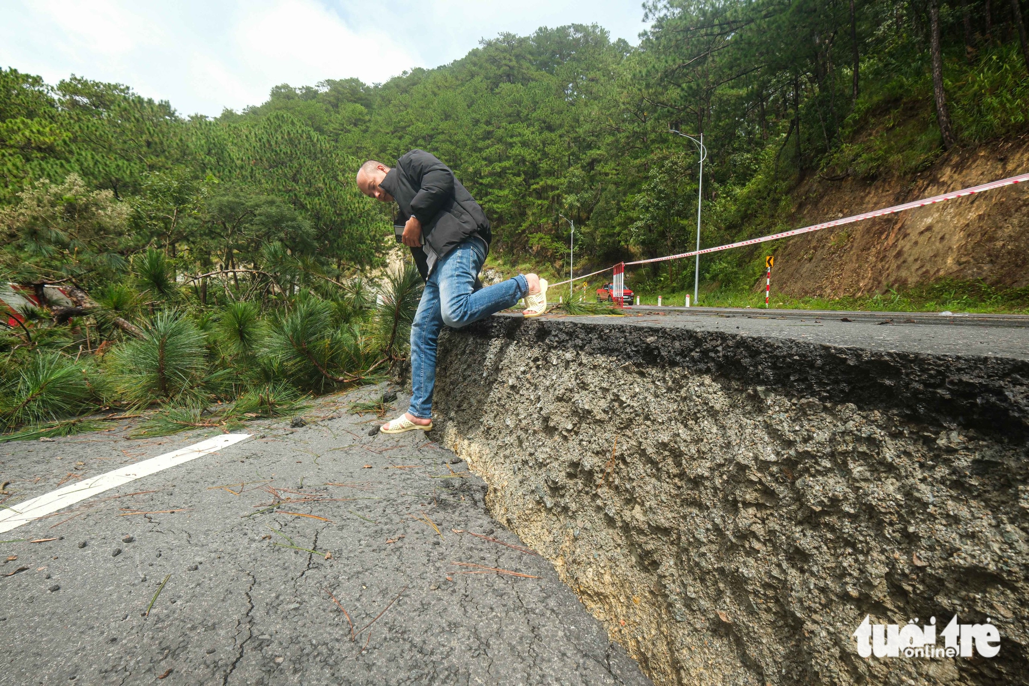 Cận cảnh 'dấu vết lạ' ở điểm sạt lở trên đèo Prenn Đà Lạt - Ảnh 9.