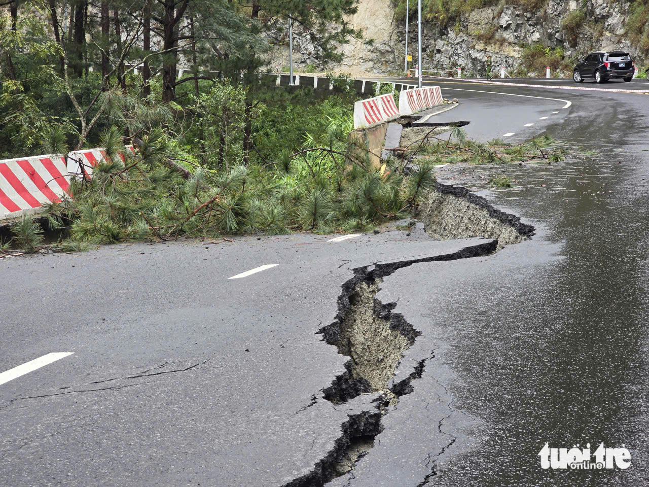 Cận cảnh 'dấu vết lạ' ở điểm sạt lở trên đèo Prenn Đà Lạt - Ảnh 10.