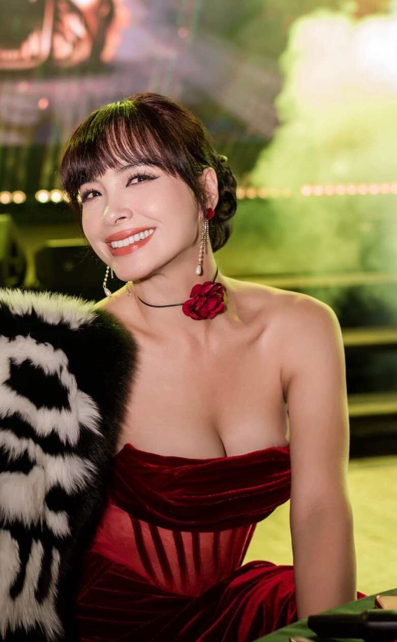 Sao Việt 24h: Vợ NSND Xuân Bắc được khen nhìn như "lên chức" khi tình tứ đứng cạnh chồng, chuẩn dáng "bà sui cực phẩm" 13 Sao Việt 24h: Vợ NSND Xuân Bắc được khen nhìn như amp;#34;lên chứcamp;#34; khi tình tứ đứng cạnh chồng, chuẩn dáng amp;#34;bà sui cực phẩmamp;#34; - 12