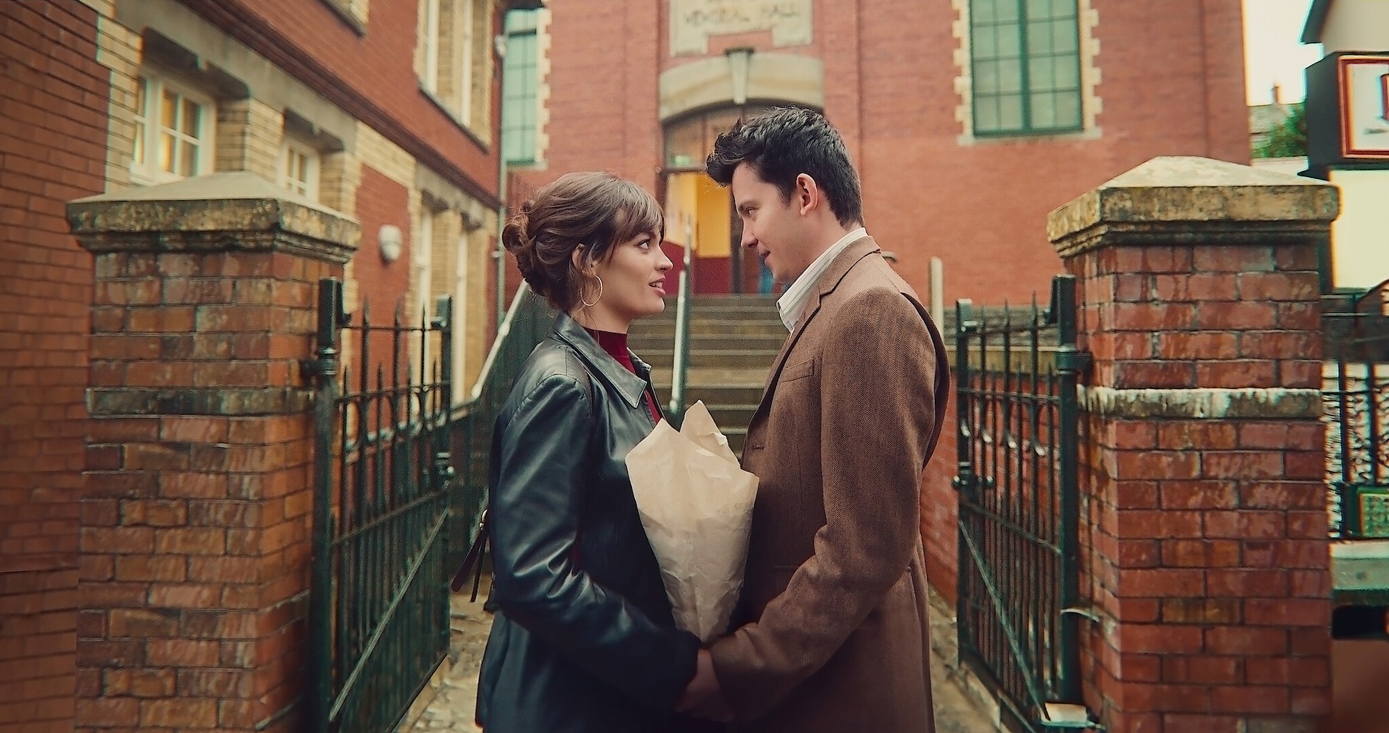 Bí mật đằng sau cảnh nóng phim Sex Education: Dàn diễn viên phải cùng nhau làm 1 điều trước khi quay- Ảnh 2.