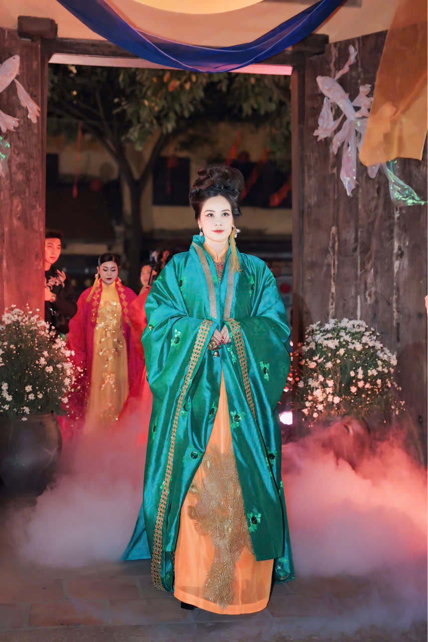 1763396397 125 Hoa hau Bang Giang xuat hien day cam xuc trong