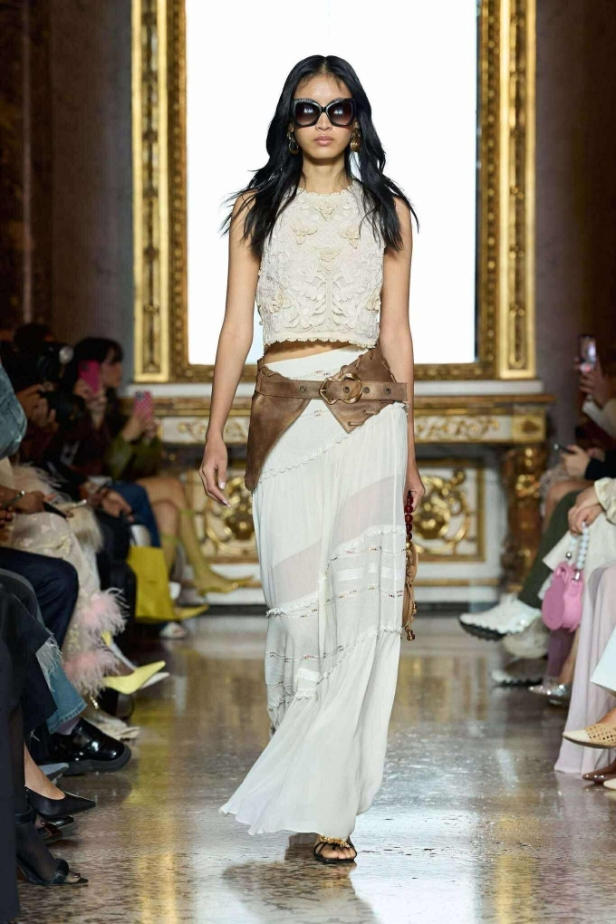 Huỳnh Tú Anh catwalk show Sara Wong Xuân Hè 2026. Ảnh: Nhân vật cung cấp