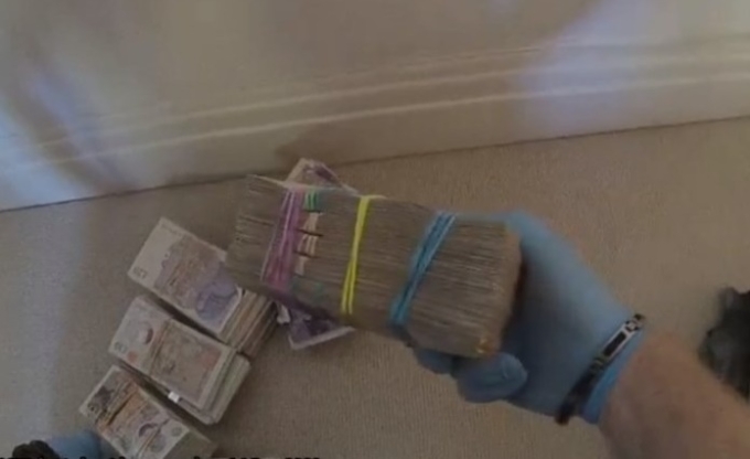 Tiền mặt tìm thấy trong cuộc đột kích của cảnh sát vào tháng 10/2018. Ảnh: Met Police