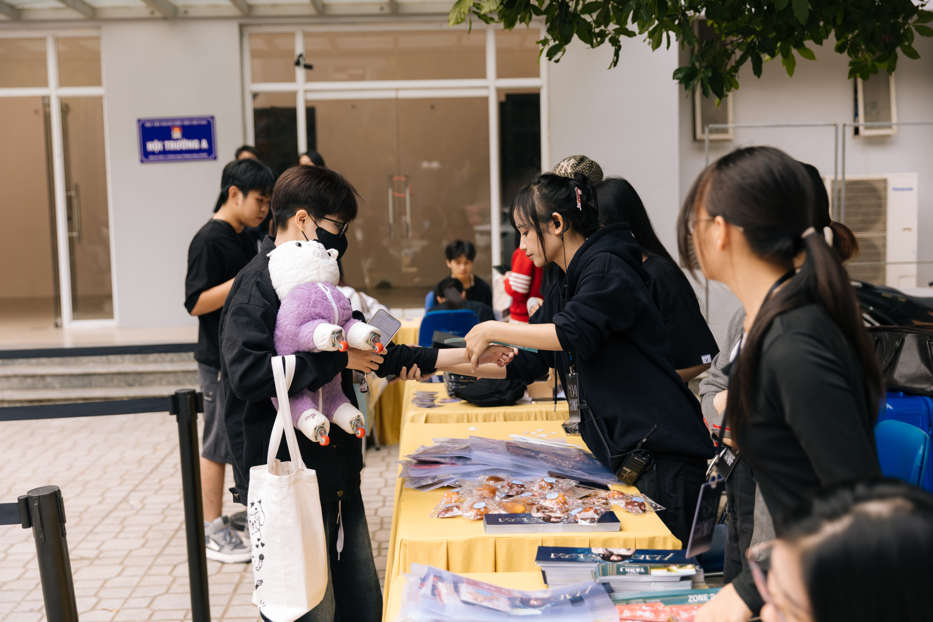 1763404278 815 Han Sara khien fan xuc dong voi mon qua sinh