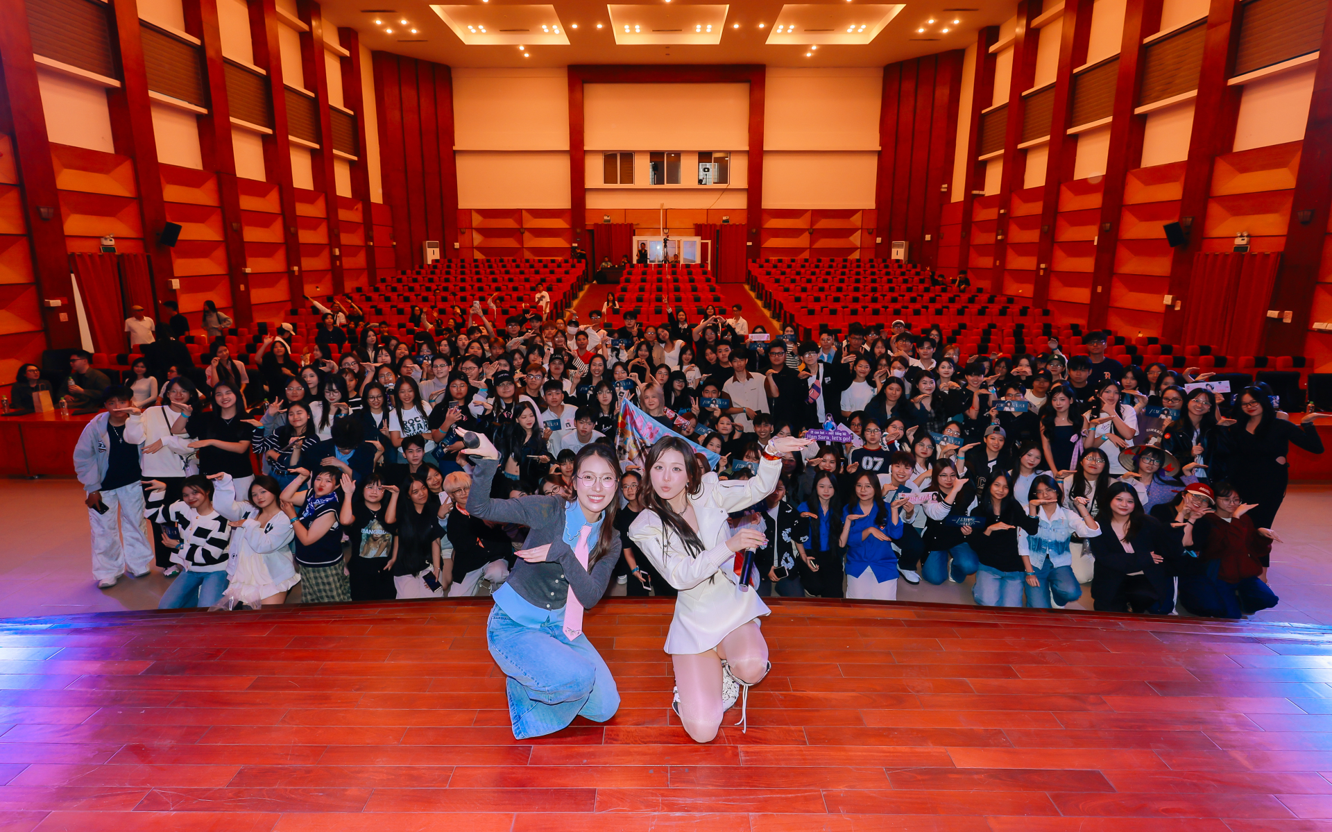 1763404280 193 Han Sara khien fan xuc dong voi mon qua sinh