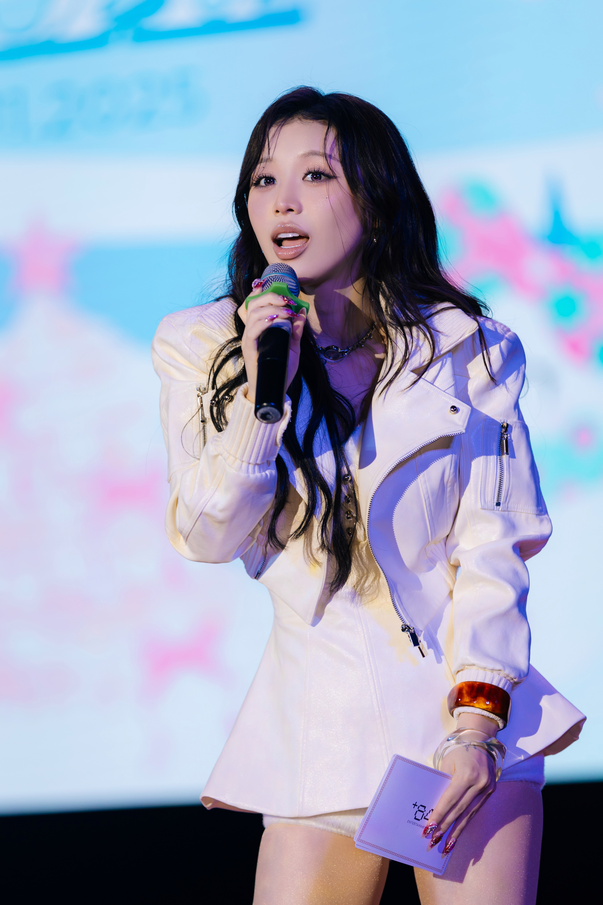 1763404282 201 Han Sara khien fan xuc dong voi mon qua sinh