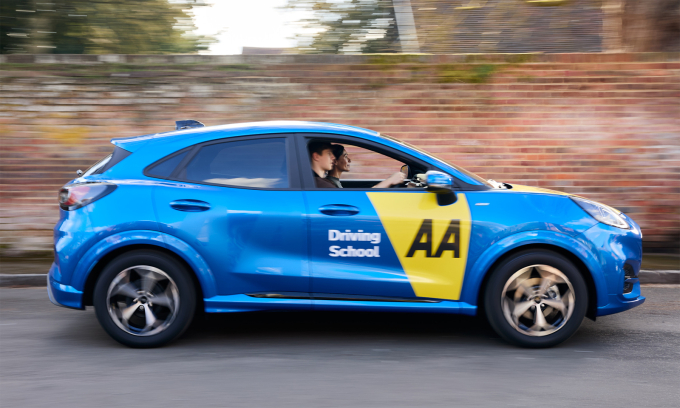 Một lần thực hành lái của thí sinh trường dạy lái xe AA. Ảnh: AA