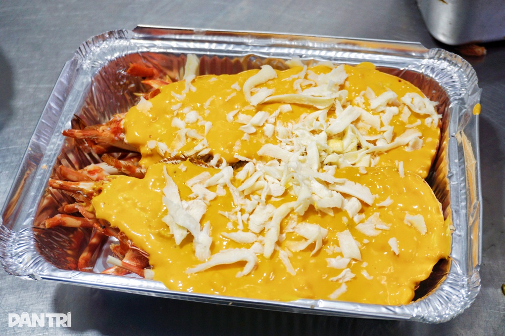 TPHCM: Quán vỉa hè bán tôm hùm như nhà hàng, tiền triệu khách vẫn xếp hàng - 2