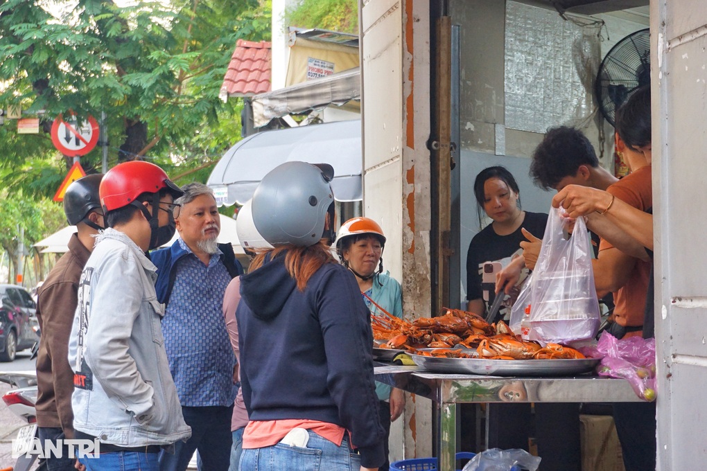 TPHCM: Quán vỉa hè bán tôm hùm như nhà hàng, tiền triệu khách vẫn xếp hàng - 3