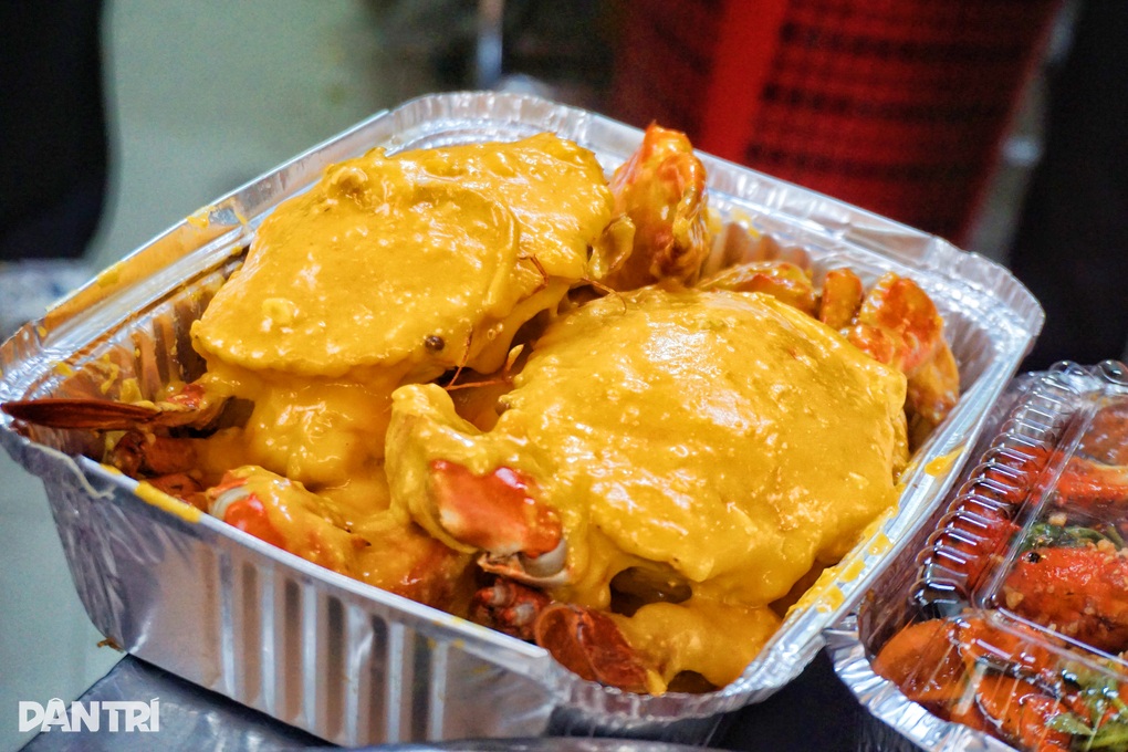 TPHCM: Quán vỉa hè bán tôm hùm như nhà hàng, tiền triệu khách vẫn xếp hàng - 4