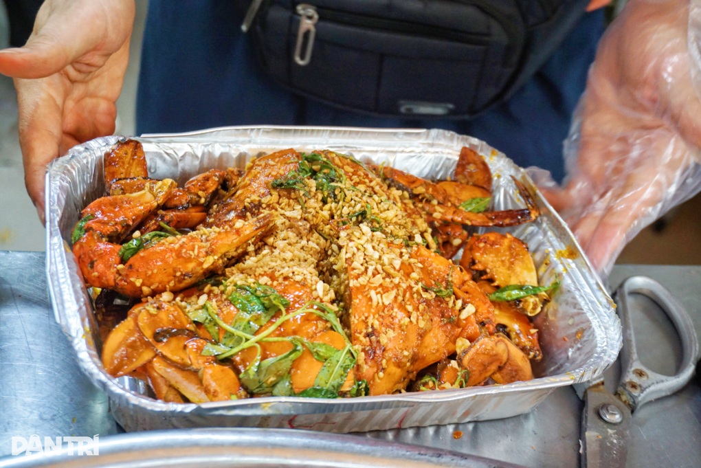TPHCM: Quán vỉa hè bán tôm hùm như nhà hàng, tiền triệu khách vẫn xếp hàng - 5