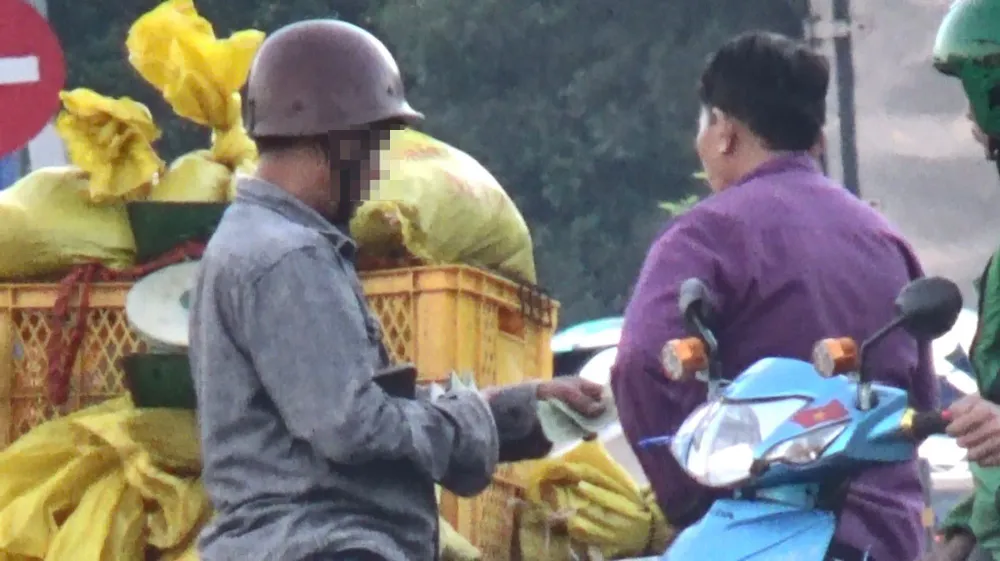 Cận cảnh giao dịch mua bán diễn ra công khai tại mũi tàu hầm Thủ Thiêm giữa người trộm và tiêu thụ bị nhóm PV báo Pháp Luật TP.HCM ghi nhận. Ảnh: PH z7230081064419_e4d14df73f54592733a98314c7753fbb.jpg